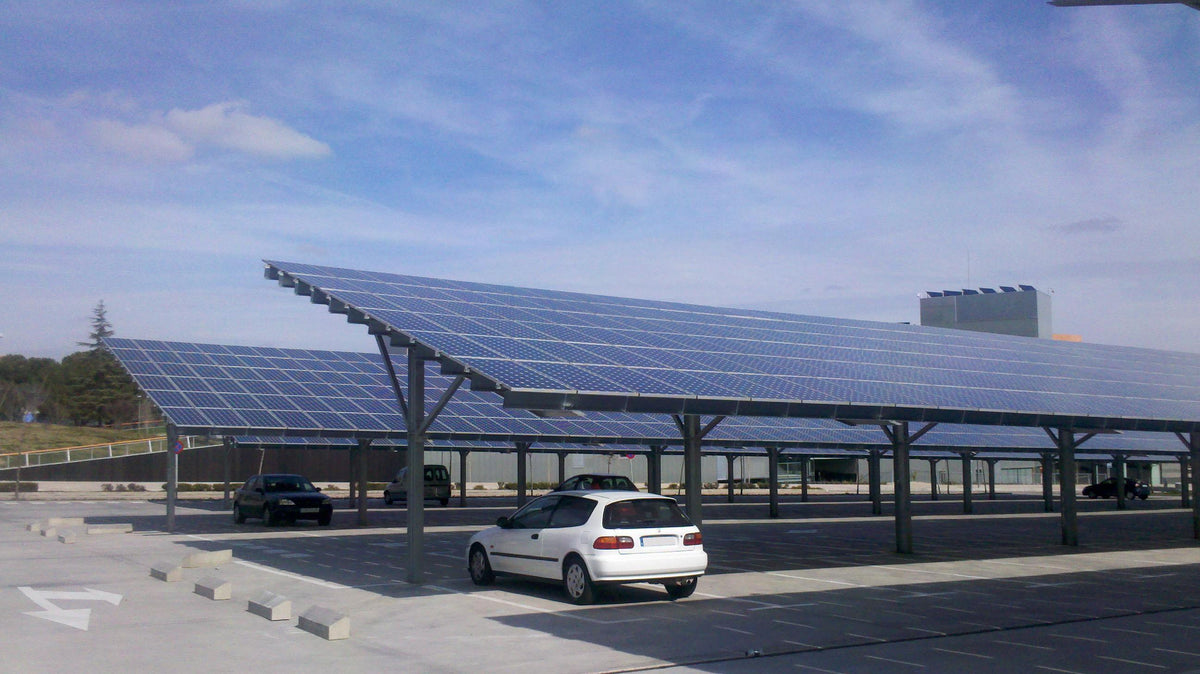 Esempio illustrativo di pensilina fotovoltaica per due auto con pannelli solari