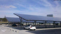Esempio illustrativo di pensilina fotovoltaica con auto parcheggiata sotto i pannelli solari